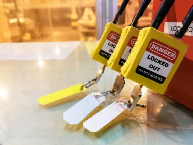 İşlem için kırmızı anahtar kilidi ve etiketi elektrik kesiği, geçiş t