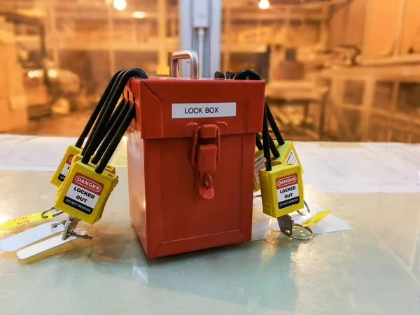 Rode sleutel slot en tag voor proces afgesneden elektrisch, de Toggle t — Stockfoto