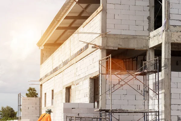 新しい家に足場を持つ建設現場の建物、アーキテ — ストック写真
