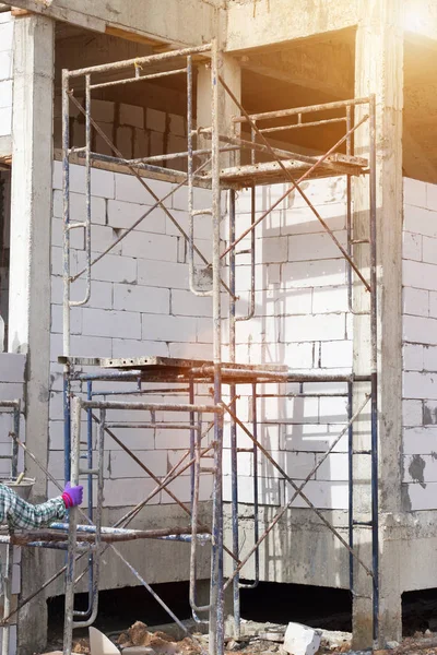 Yeni ev, archite üzerinde iskele ile şantiye binası