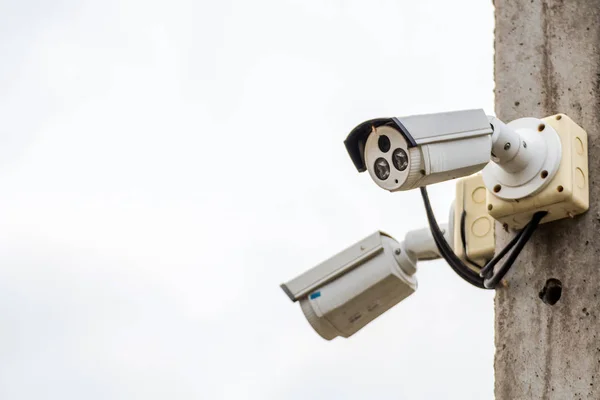 A cctv camera on electric pole watches down below important even — Stock Photo, Image