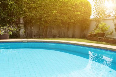 Kamu tesisi veya kulüp binasında bir yüzme havuzumodern arka bahçesinde