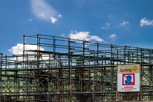 Construcción con torre de andamio y construcción de etiquetas de advertencia —  Fotos de Stock