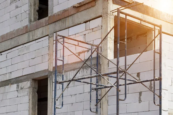 Edificio de obra con andamios en casa nueva, arquita —  Fotos de Stock