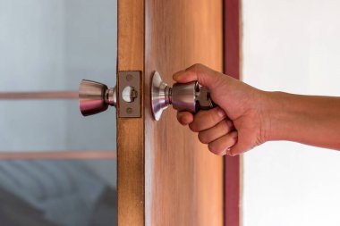 İnsanların eli içerikapıyı açar, dış kapı açık puttin