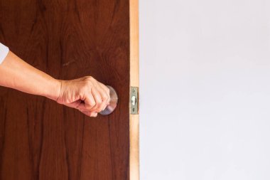 İnsanların eli içerikapıyı açar, dış kapı açık puttin