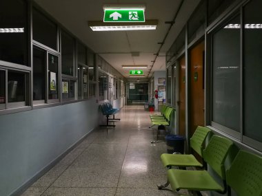 Hastanede yeşil acil çıkış işareti kaçış yolunu gösteren 