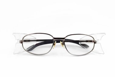 Beyaz sırtlı kişisel koruyucu gözlükleri temizle.