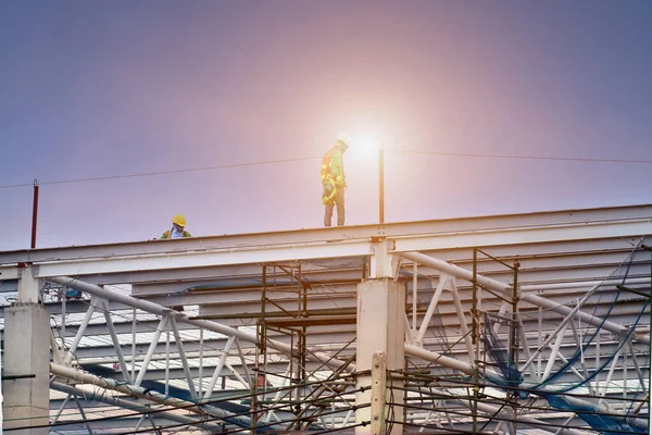 Man werkt op bouwplaats met steiger en gebouw met — Stockfoto