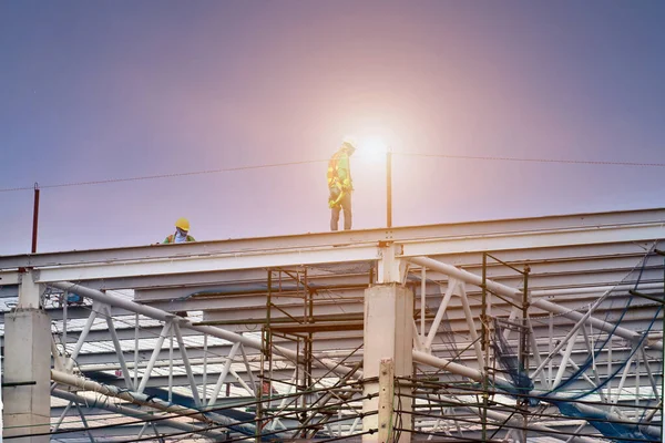 Mann arbeitet auf Baustelle mit Baugerüst und baut mit — Stockfoto