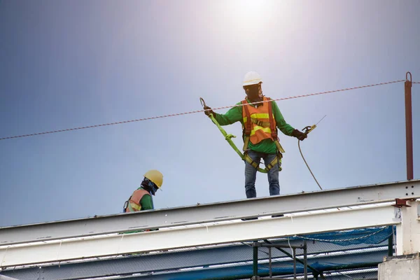 Man werkt op bouwplaats met steiger en gebouw met — Stockfoto