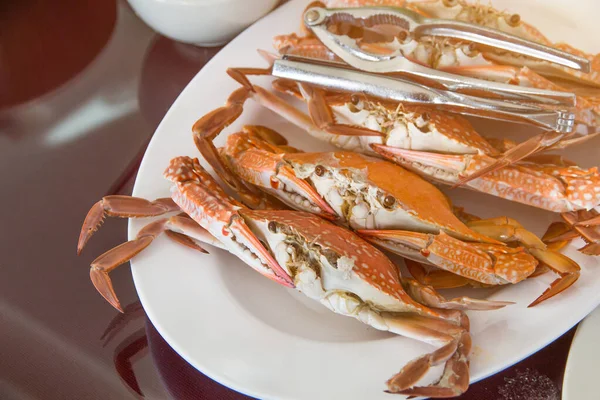 Caranguejo grelhado com molho de frutos do mar no prato em estilo tailandês — Fotografia de Stock