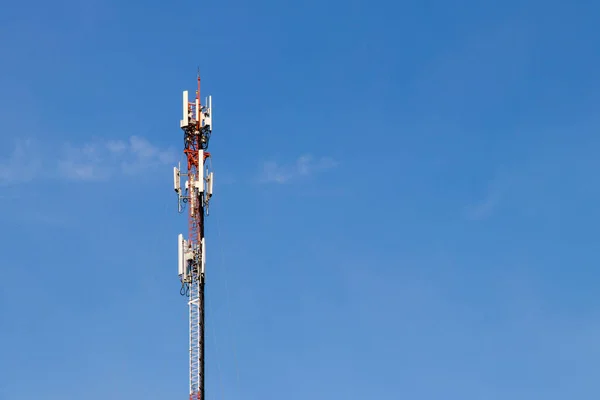 Telecommunication tower with blue sky and white clouds backgroun — Stock Photo, Image