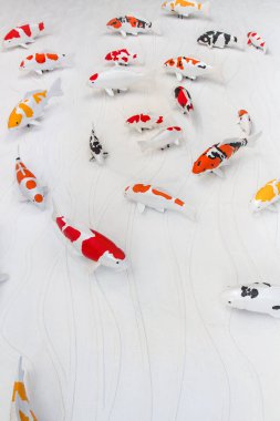 Süslemek için çimento duvarda skarp balık veya koi balık heykeli, stucc