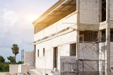 Yeni ev, archite üzerinde iskele ile şantiye binası