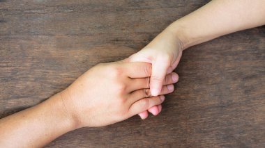 El birlikte aşk aile işareti ahşap arka plan