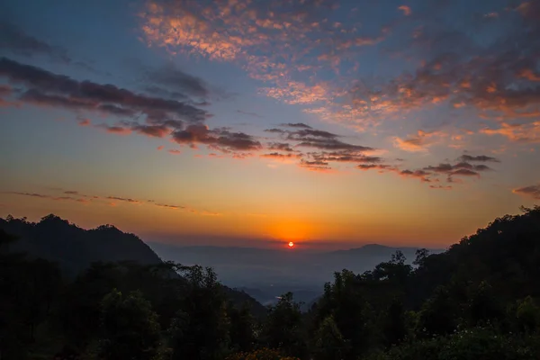 Paesaggio dell'alba sulle montagne nebbiose al mattino a Chia — Foto Stock