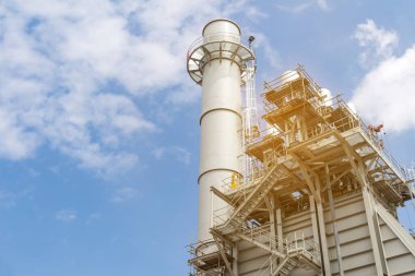 Vinçleri ve mavi gökyüzü arkaplanı olan bir sürü inşaat alanı var. İnşaat faktörü için yapı iskelesi var.