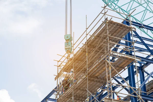 Veel Toren Bouwplaats Met Kranen Gebouw Met Blauwe Lucht Achtergrond — Stockfoto