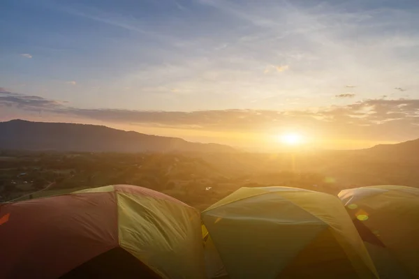夏の霧の朝の劇的な日の出の間 森の近くの緑のフィールドに多くのキャンプテント 屋外キャンプの冒険の概念 — ストック写真