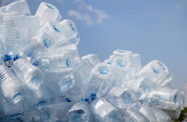 Geri dönüşüm atığı için kapaklı plastik şişe, bir sürü su şişesi atığı ayırma konsepti seçici odaklanma