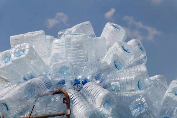 Geri dönüşüm atığı için kapaklı plastik şişe, bir sürü su şişesi atığı ayırma konsepti seçici odaklanma
