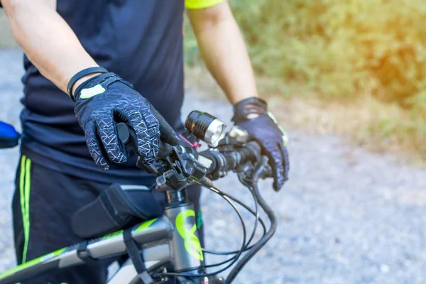 Man Met Helm Handschoen Voor Veiligheid Rijden Een Fiets Het — Stockfoto