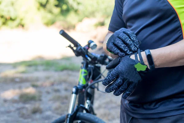 Homem Com Luva Capacete Para Segurança Andar Bicicleta Estrada Rural — Fotografia de Stock