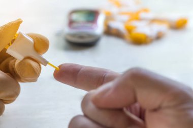 İnsanlar kan şekeri seviyesini Glukometre ve aksesuar, sağlık ve tıbbi konseptle kontrol ediyorlar.