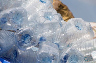 Geri dönüşüm atığı için kapaklı plastik şişe, bir sürü su şişesi atığı ayırma konsepti seçici odaklanma
