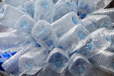 Geri dönüşüm atığı için kapaklı plastik şişe, bir sürü su şişesi atığı ayırma konsepti seçici odaklanma