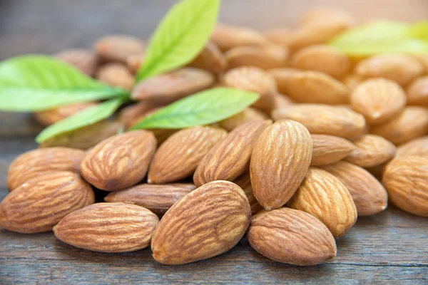 Bademleri kapatın ahşap arka planda tahıllı rosto ve yeşil izin
