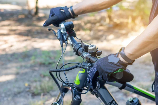 Uomo Con Casco Guanto Sicurezza Sella Una Bicicletta Strada Campagna — Foto Stock