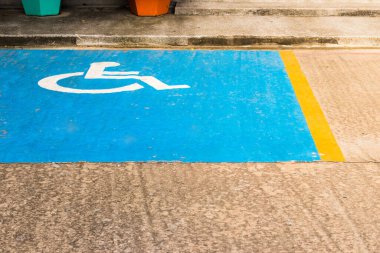 Engelliler için park yeri, engelli park yeri, asfaltta tekerlekli sandalyenin boyanmış sembolü, engelli ziyaretçiler için park yeri