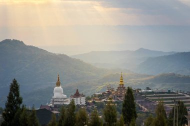 İnanılmaz Wat Phra Pha Son Kaew Tapınağı, Khao Kho, Phetchabun, Tayland, Tayland 'da kültür sanatının zirvesi