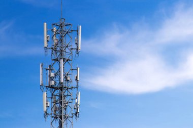 Telekomünikasyon kulesi mavi gökyüzü ve beyaz bulutlar arka plan, uydu kutup iletişim teknolojisi