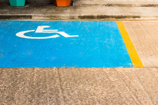 Engelliler için park yeri, engelli park yeri, asfaltta tekerlekli sandalyenin boyanmış sembolü, engelli ziyaretçiler için park yeri