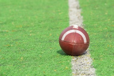 Yeşil sahada yalan deri futbol topu