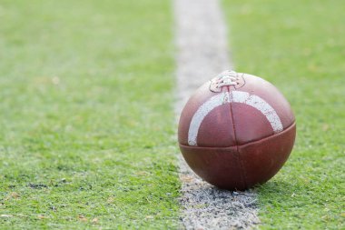 Yeşil sahada yalan deri futbol topu