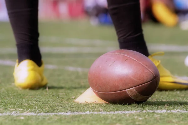 Nahaufnahme Des American Football Balls Der Nähe Von Männerbeinen — Stockfoto