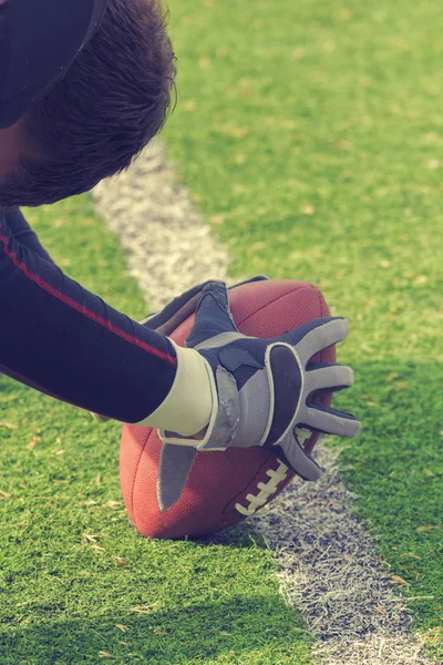 足球运动员保持皮革球和准备比赛的接近的看法 — 图库照片
