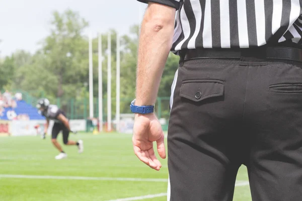 Rückansicht Des Schiedsrichters Auf Dem Amerikanischen Fußballplatz — Stockfoto