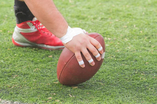 Nahaufnahme Des Fußballers Mit Lederball Und Bereit Zum Spiel — Stockfoto