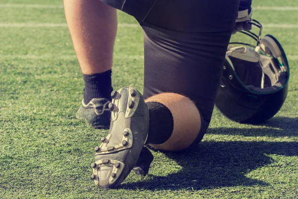 American Football Spieler Steht Mit Einem Knie Auf Dem Grünen — Stockfoto