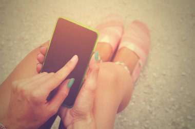 Mobil akıllı telefon kullanan kadın yakın çekim