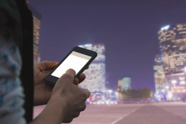 Akıllı cep telefonu kullanan bir adama yaklaş