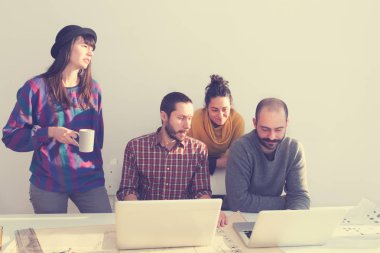 İş süreci. Çalışma ekibi yakın atış