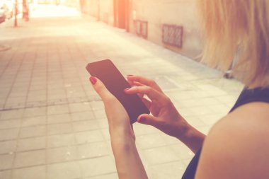 Mobil akıllı telefon kullanan kadın yakın çekim