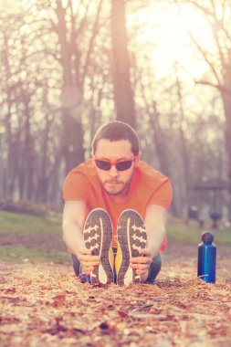 Adam koşu in atış kapatmak 