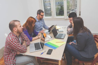 İş süreci. Çalışma ekibi yakın atış